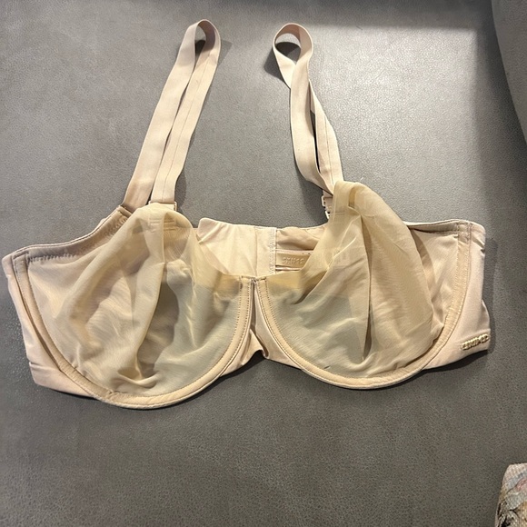 SKIMS No Show Molded Unlined Balconette Bra flaw last photo 38DD 154 - Picture 1 of 8